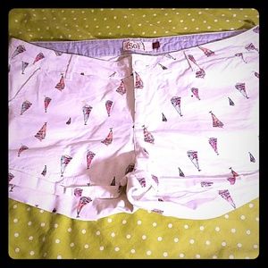 White cuffed shorts with sailboat pattern